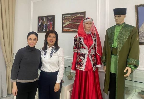 Гюльнара Халилова подарила образцы национальной одежды музею Международного фонда тюркской культуры и наследия (ФОТО)