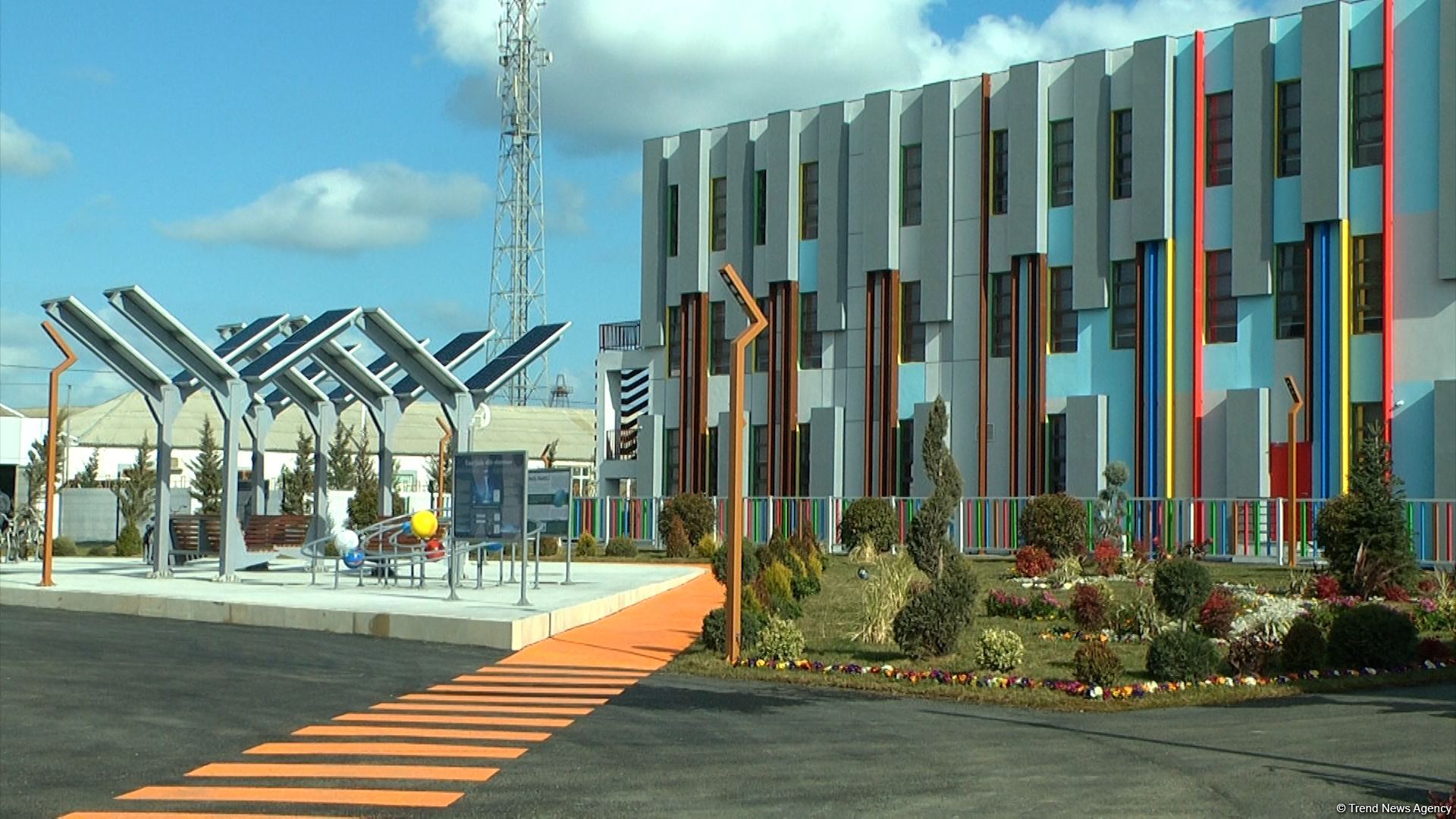 Жители поселка Бина выразили благодарность Президенту Ильхаму Алиеву и Первой леди Мехрибан Алиевой за создание Учебного и сервисного комплекса (ФОТО/ВИДЕО)