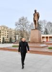 Президент Ильхам Алиев посетил памятник общенациональному лидеру Гейдару Алиеву в Гяндже (ФОТО/ВИДЕО)
