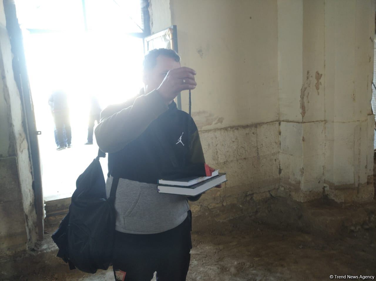 Уроженец Агдама привез в родной город книги отца, чтобы передать их в дар мечети (ФОТО)