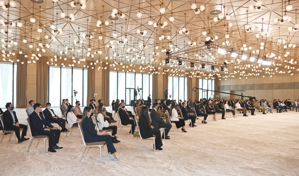 Президент Ильхам Алиев принял участие в Молодежном форуме, посвященном 25-летию Дня азербайджанской молодежи (ФОТО/ВИДЕО)