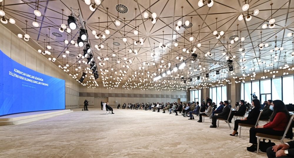 Президент Ильхам Алиев принял участие в Молодежном форуме, посвященном 25-летию Дня азербайджанской молодежи (ФОТО/ВИДЕО)