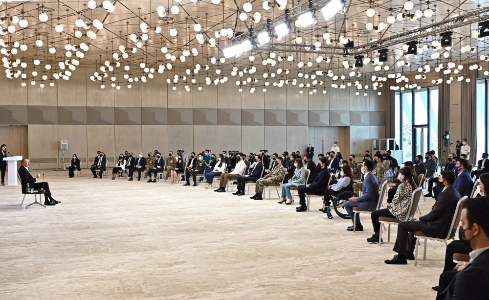 Президент Ильхам Алиев принял участие в Молодежном форуме, посвященном 25-летию Дня азербайджанской молодежи (ФОТО/ВИДЕО)