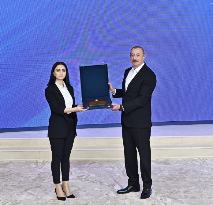 Президент Ильхам Алиев принял участие в Молодежном форуме, посвященном 25-летию Дня азербайджанской молодежи (ФОТО/ВИДЕО)