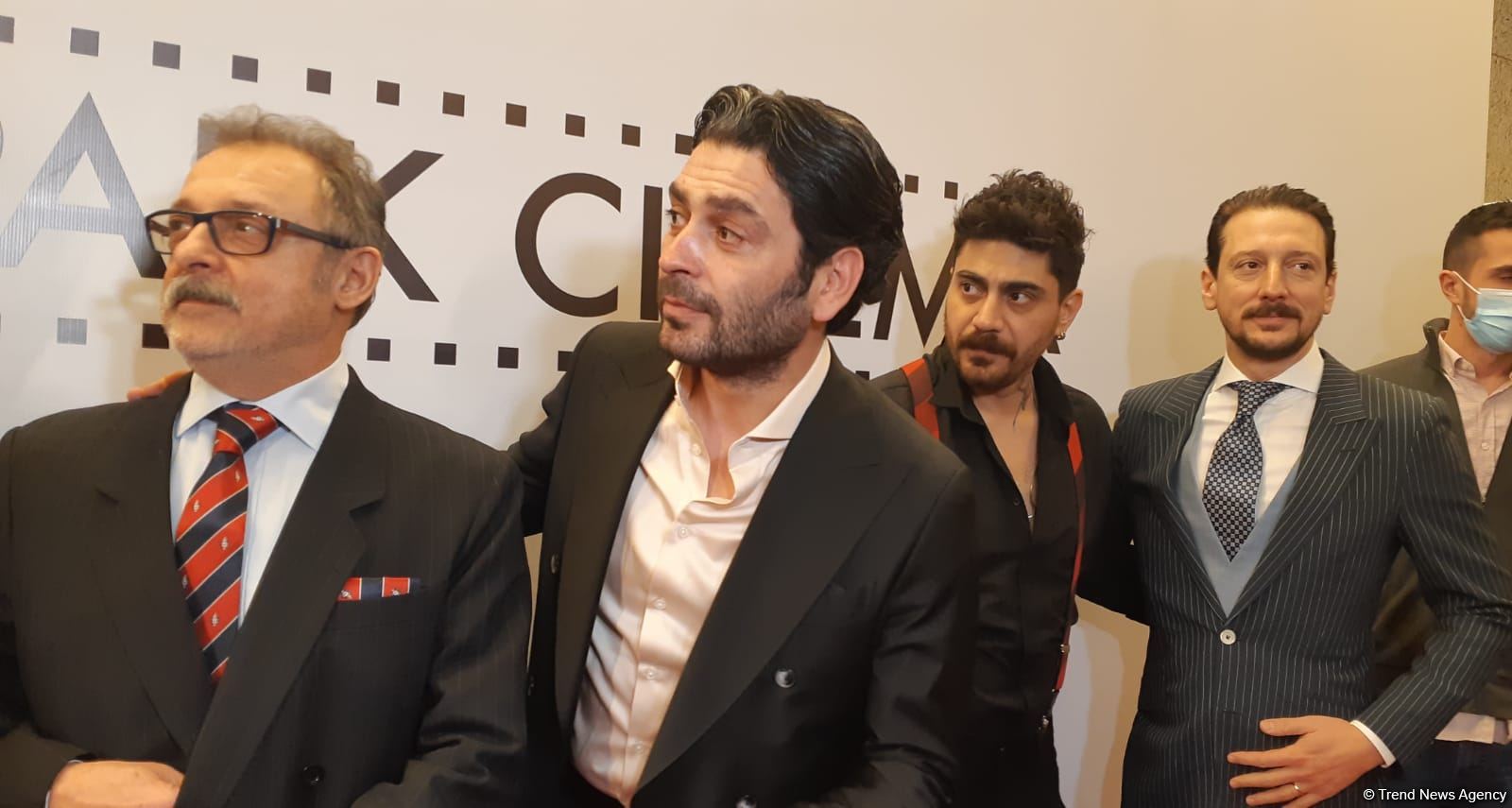 Как звезды турецкого кино "устроили" для бакинцев захватывающий форсаж (ФОТО)