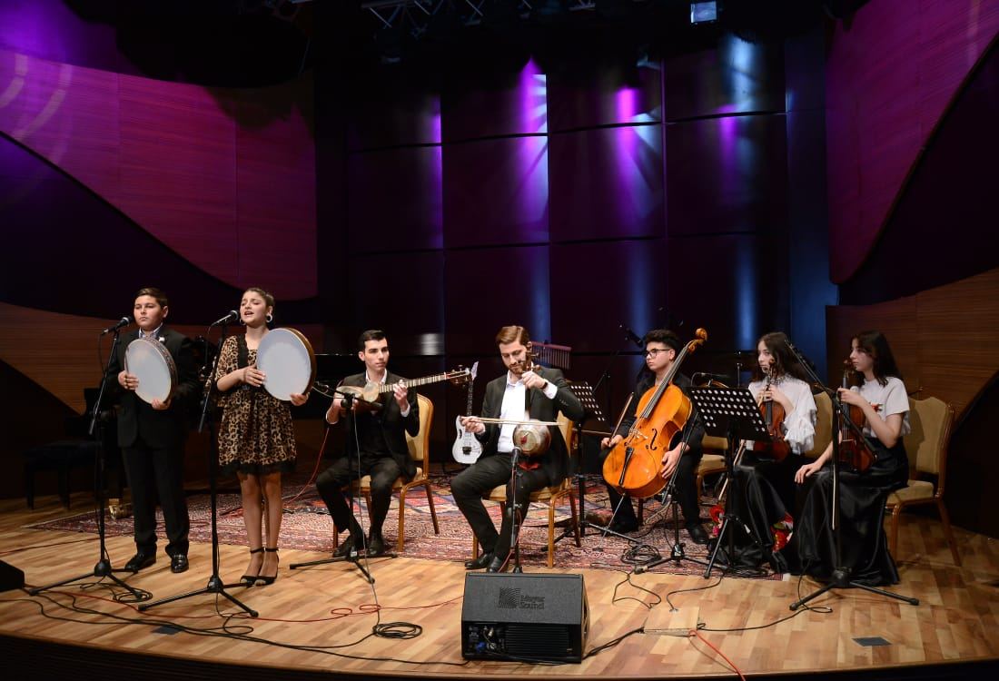 В Баку прошел вечер "Краски Харыбюльбюль" – экспозиция работ детей шехидов (ФОТО)