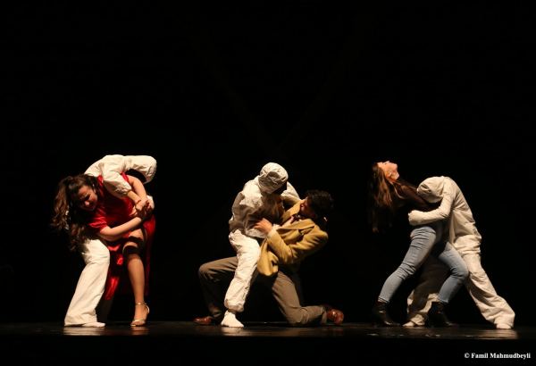 В Баку поставили французский эксперимент - они не были знакомы, но обречены бесконечно мучить друг друга (ФОТО)