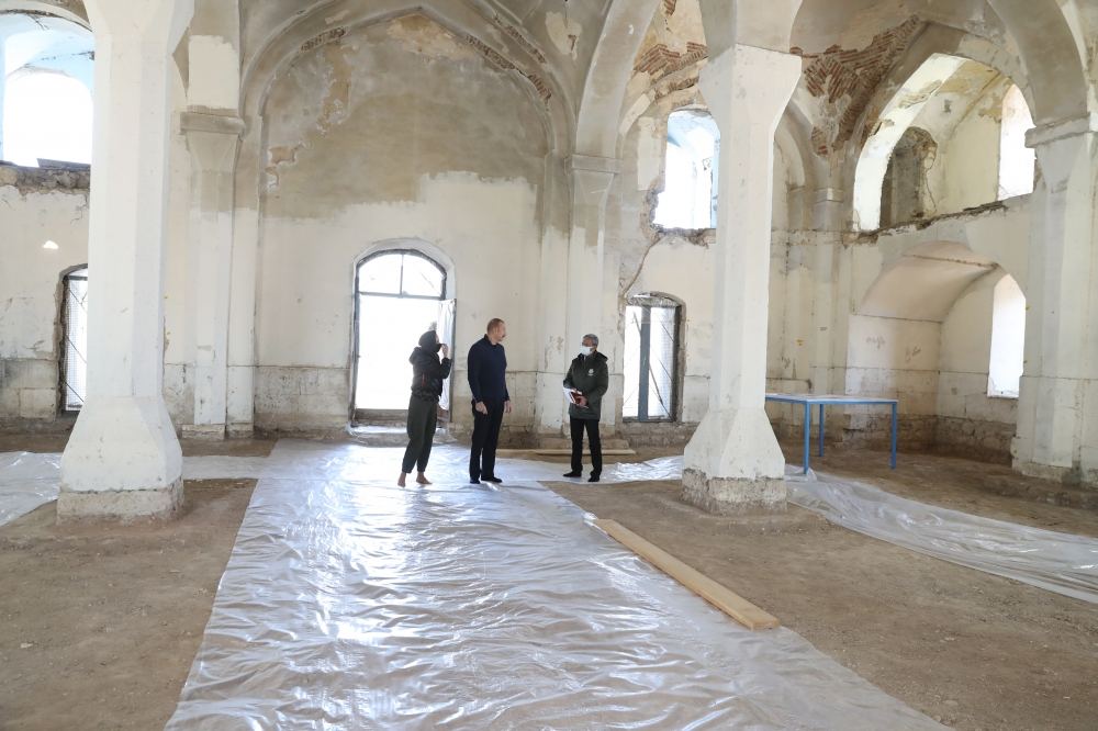 Президент Ильхам Алиев и Первая леди Мехрибан Алиева ознакомились с ходом реставрационных работ в Агдамской Джума-мечети (ФОТО/ВИДЕО)