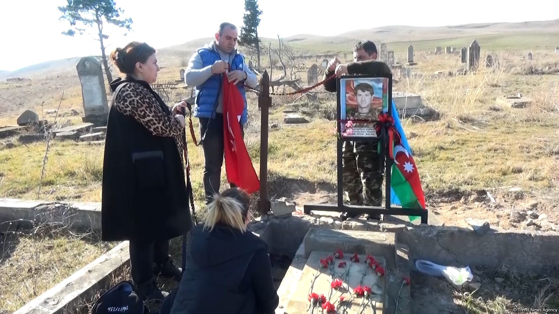 Благодарим Президента Ильхама Алиева за возможность испытать это ни с чем не сравнимое чувство – дочь шехида, посетившая могилу отца в Зангилане (ФОТО/ВИДЕО)