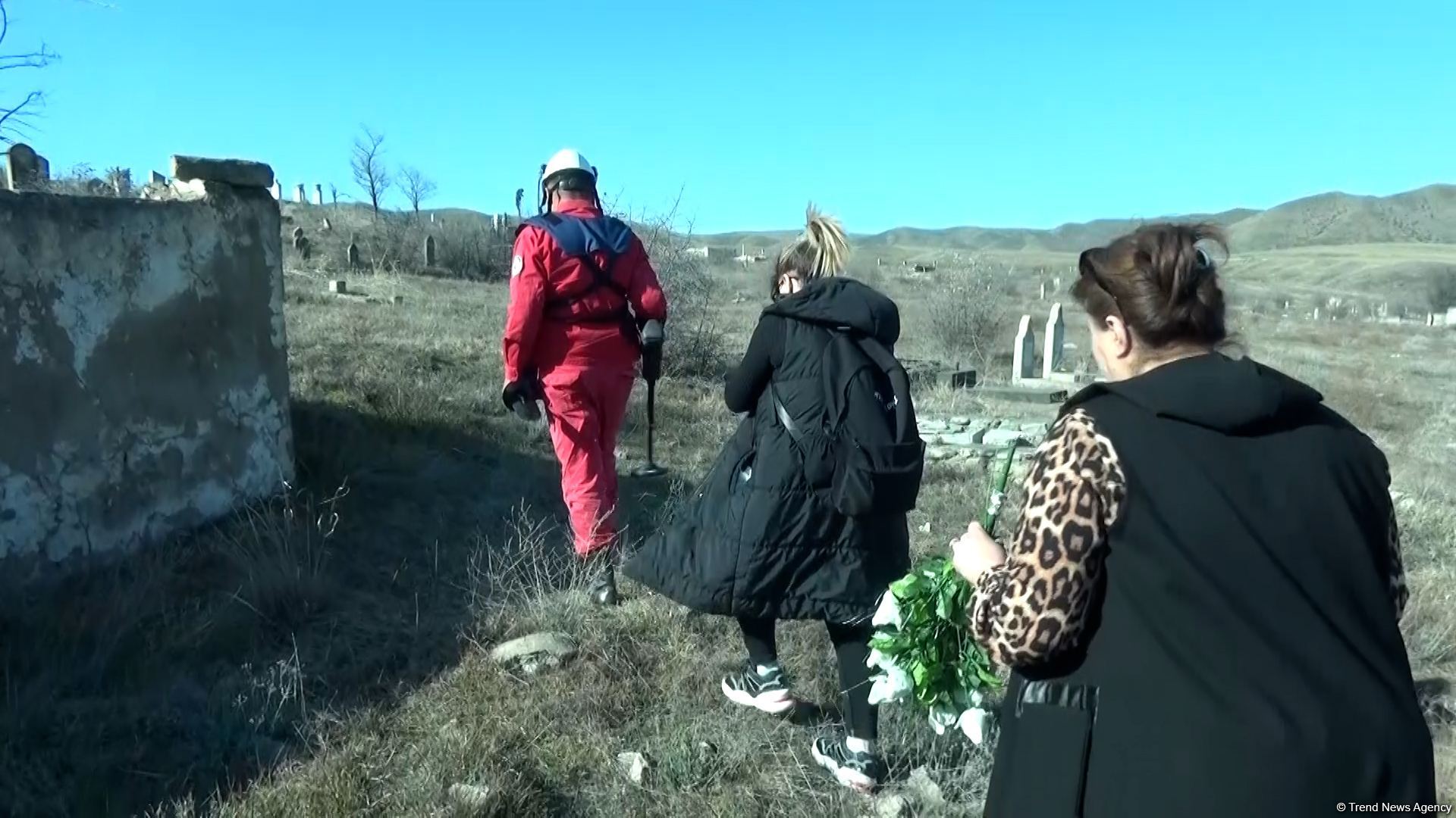 Благодарим Президента Ильхама Алиева за возможность испытать это ни с чем не сравнимое чувство – дочь шехида, посетившая могилу отца в Зангилане (ФОТО/ВИДЕО)