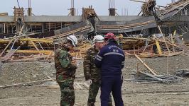 В Баку обрушилось строящееся здание, есть пострадавшие - Генпрокуратура (ФОТО/ВИДЕО)