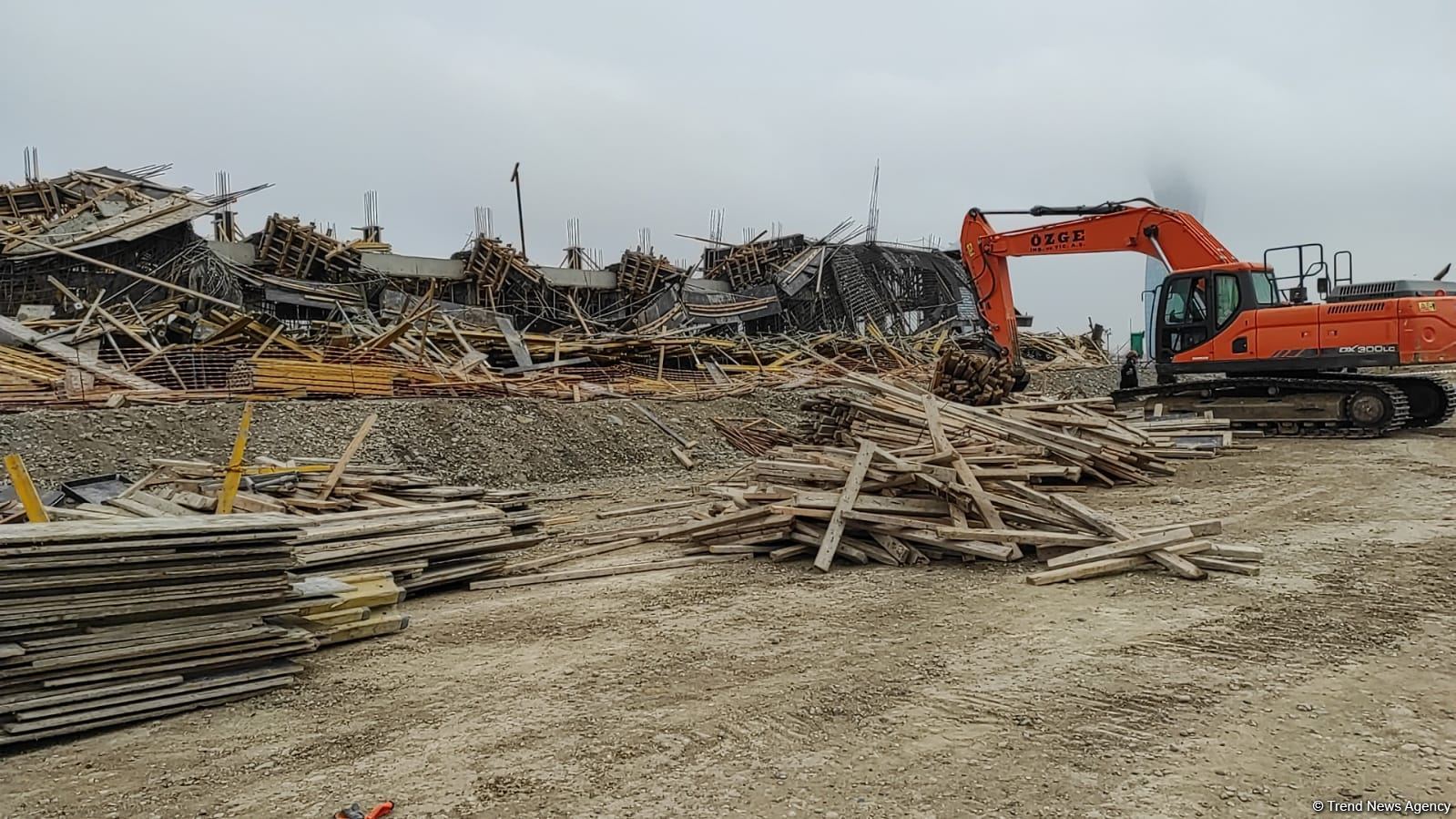 В Баку обрушилось строящееся здание, есть пострадавшие - Генпрокуратура (ФОТО/ВИДЕО)