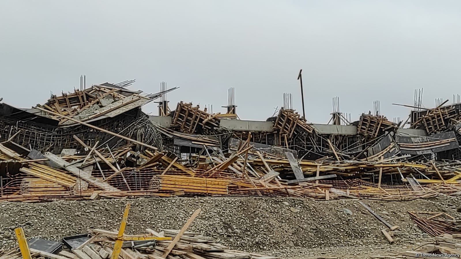 В Баку обрушилось строящееся здание, есть пострадавшие - Генпрокуратура (ФОТО/ВИДЕО)