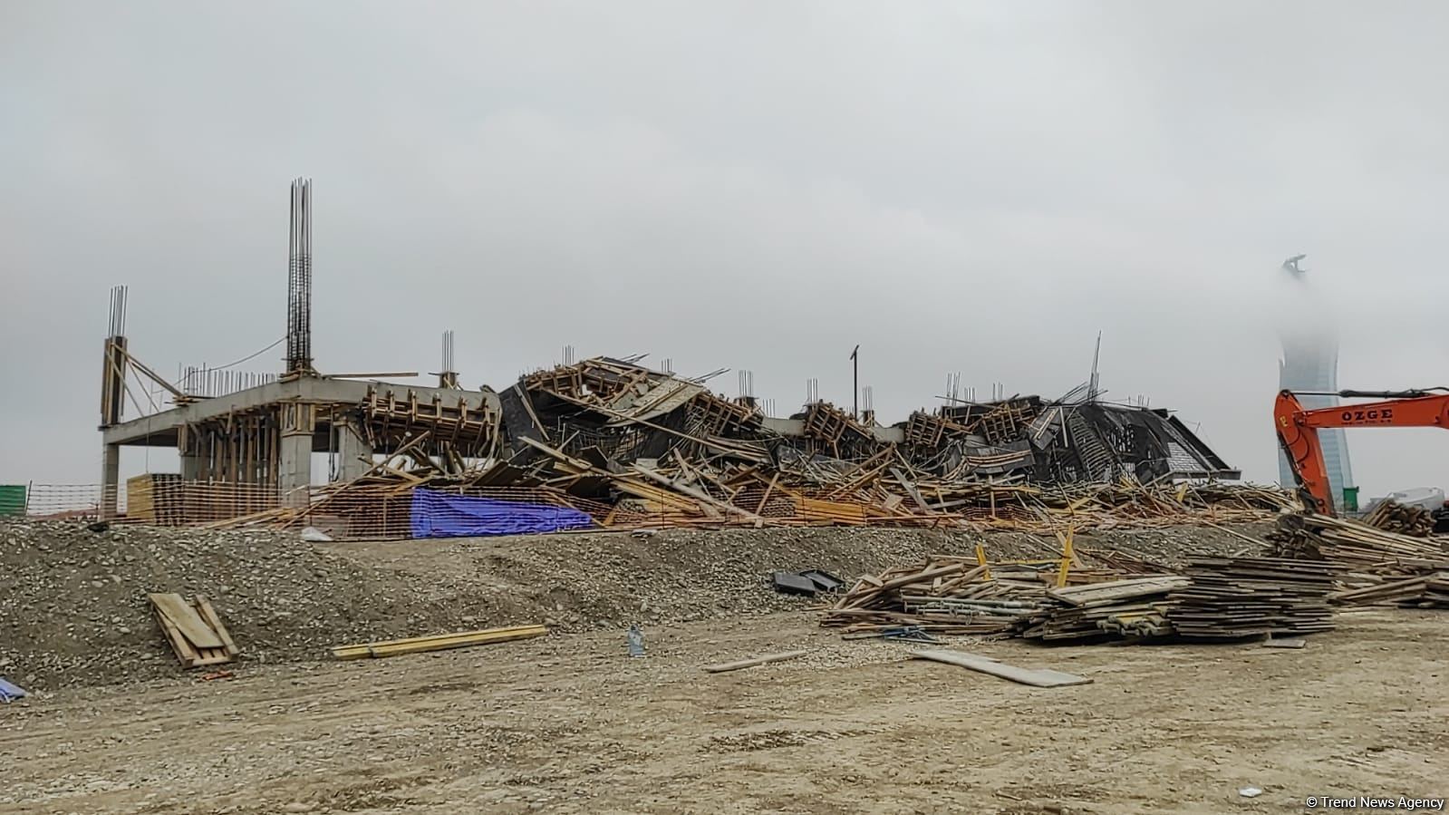 В Баку обрушилось строящееся здание, есть пострадавшие - Генпрокуратура (ФОТО/ВИДЕО)