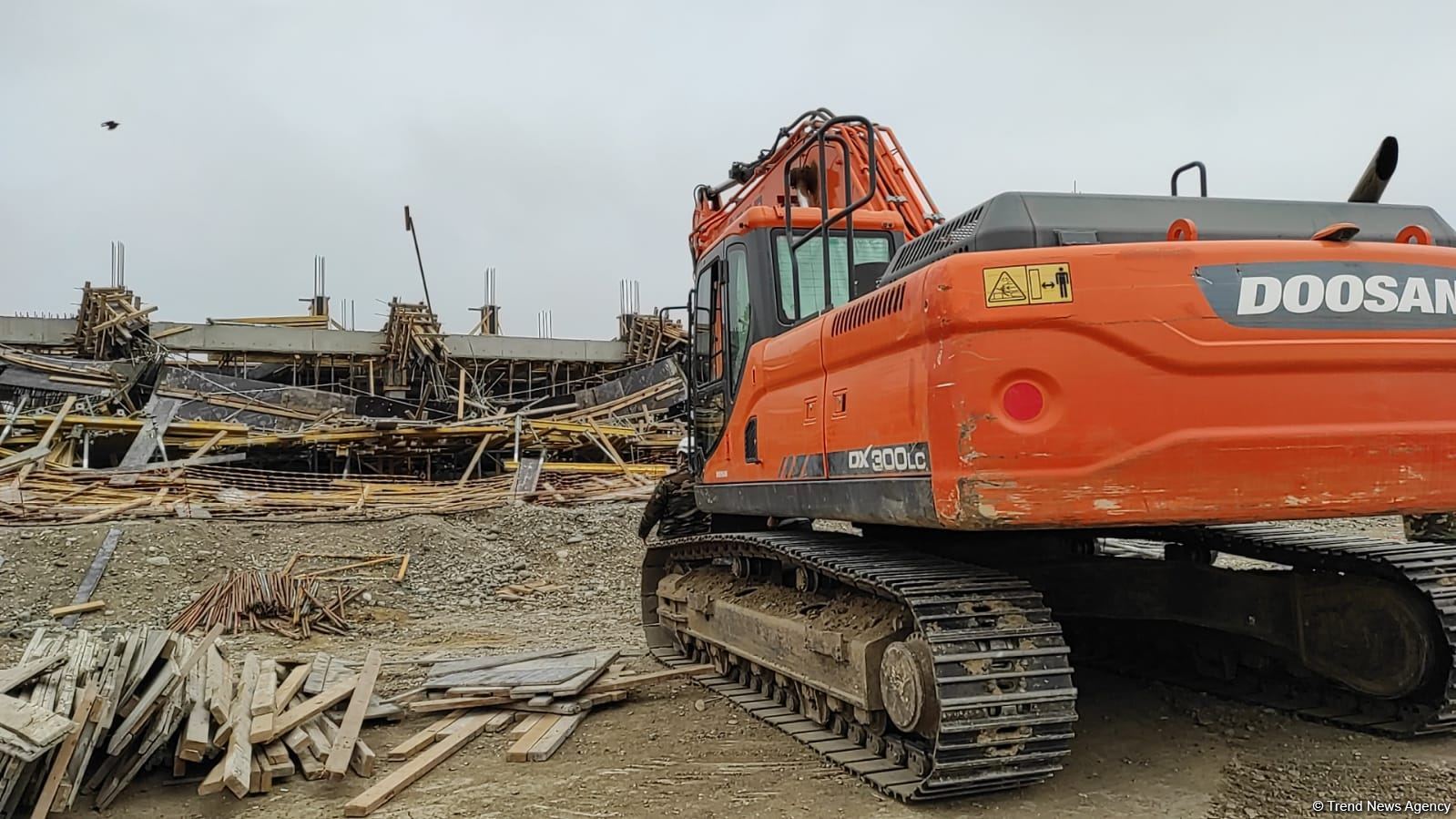 В Баку обрушилось строящееся здание, есть пострадавшие - Генпрокуратура (ФОТО/ВИДЕО)