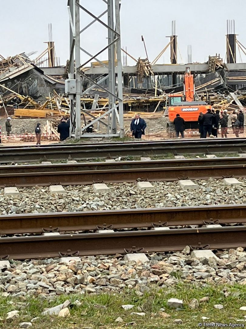 В Баку обрушилось строящееся здание, есть пострадавшие - Генпрокуратура (ФОТО/ВИДЕО)