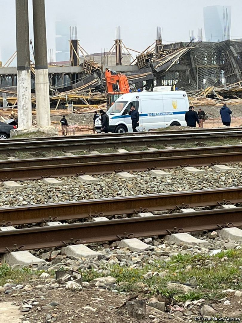 В Баку обрушилось строящееся здание, есть пострадавшие - Генпрокуратура (ФОТО/ВИДЕО)