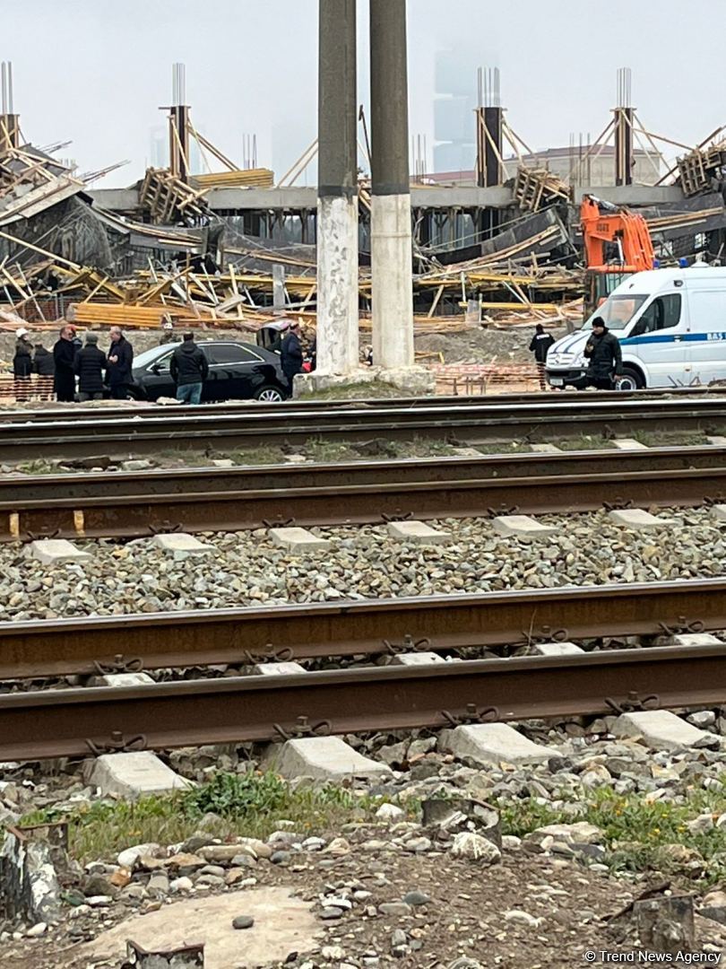 В Баку обрушилось строящееся здание, есть пострадавшие - Генпрокуратура (ФОТО/ВИДЕО)