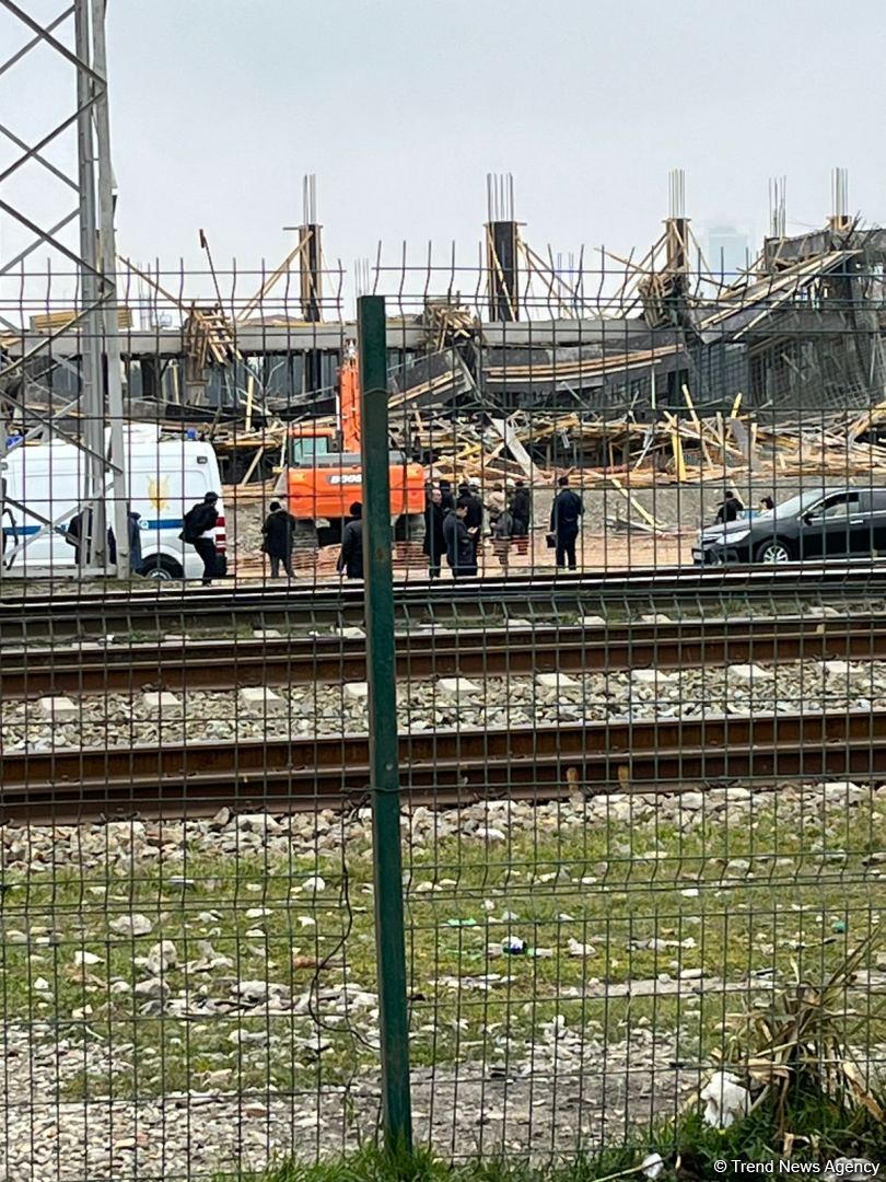 В Баку обрушилось строящееся здание, есть пострадавшие - Генпрокуратура (ФОТО/ВИДЕО)
