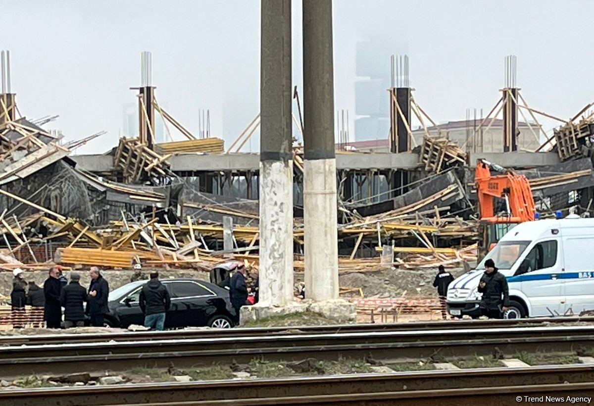 В Баку обрушилось строящееся здание, есть пострадавшие - Генпрокуратура (ФОТО/ВИДЕО)