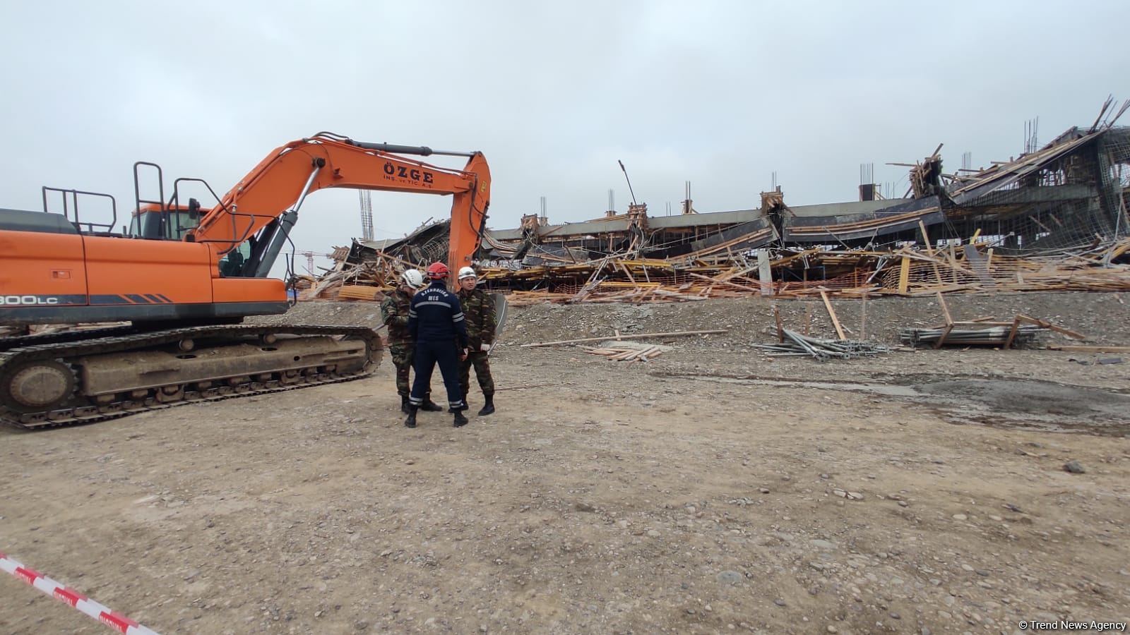 В Баку обрушилось строящееся здание, есть пострадавшие - Генпрокуратура (ФОТО/ВИДЕО)