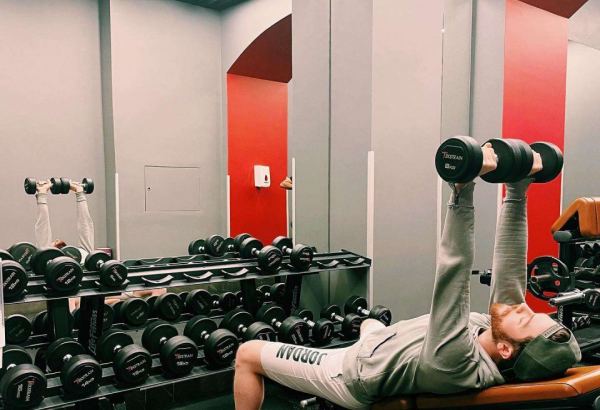 Надир Рустамли готовится к "Евровидению" в...  спортзале