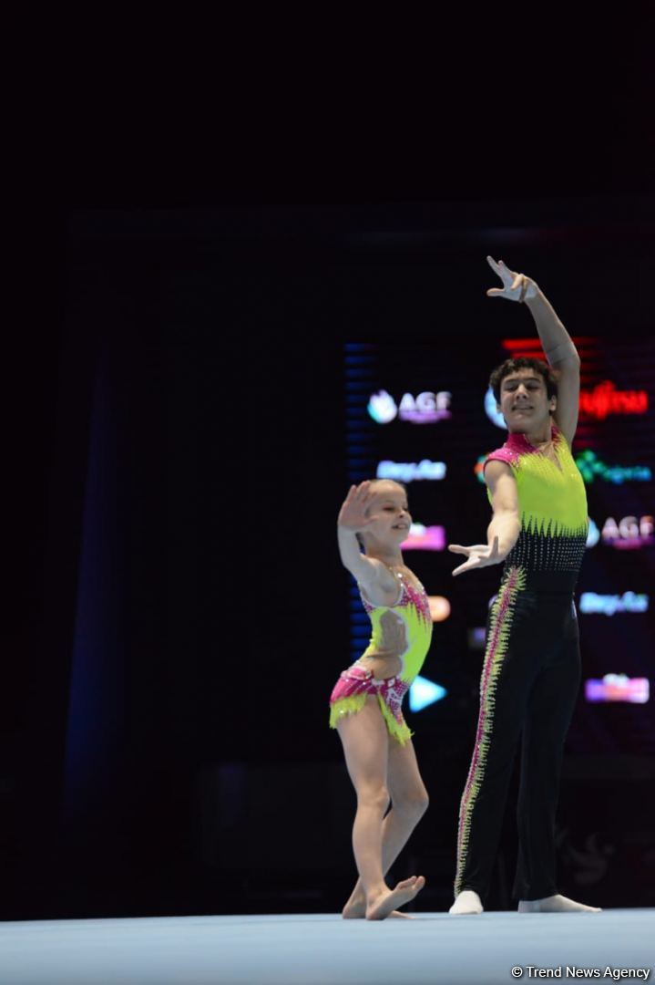 В Баку стартовал первый день Всемирных соревнований среди возрастных групп по акробатической гимнастике (ФОТО)