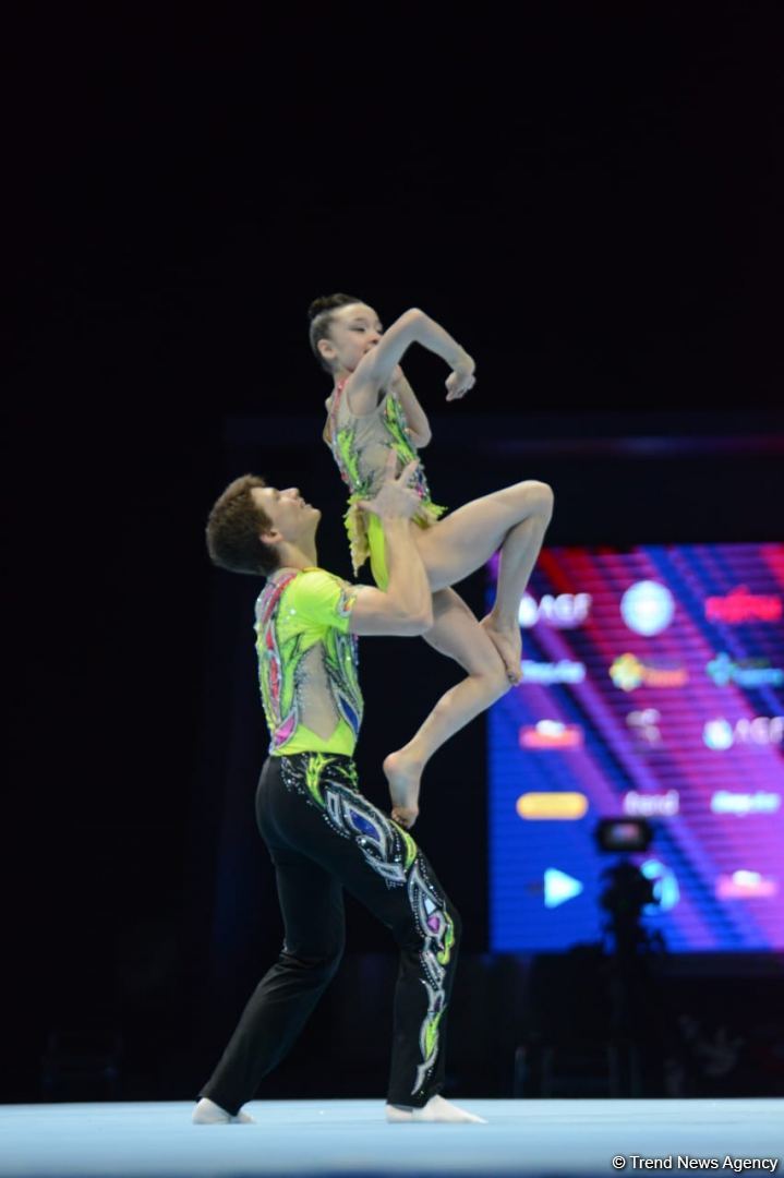 В Баку стартовал первый день Всемирных соревнований среди возрастных групп по акробатической гимнастике (ФОТО)