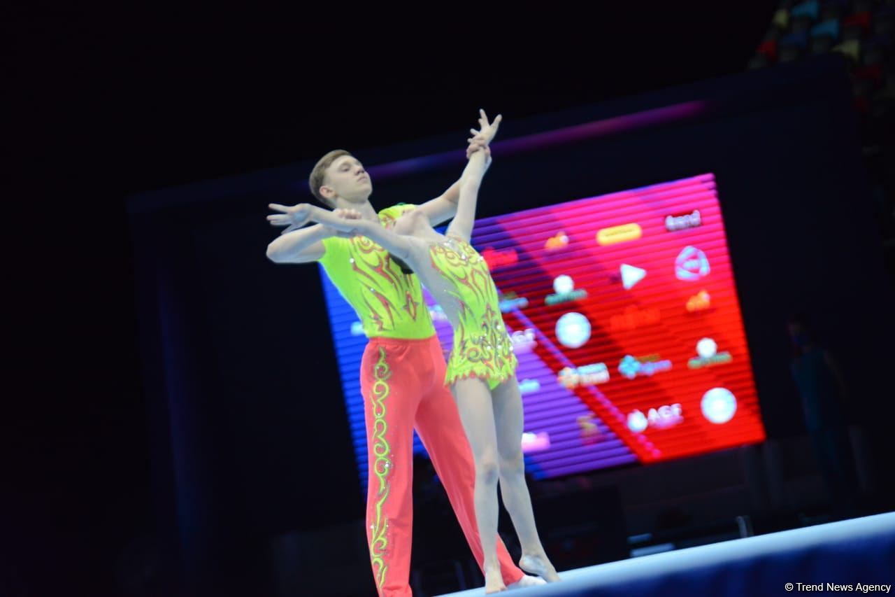В Баку стартовал первый день Всемирных соревнований среди возрастных групп по акробатической гимнастике (ФОТО)