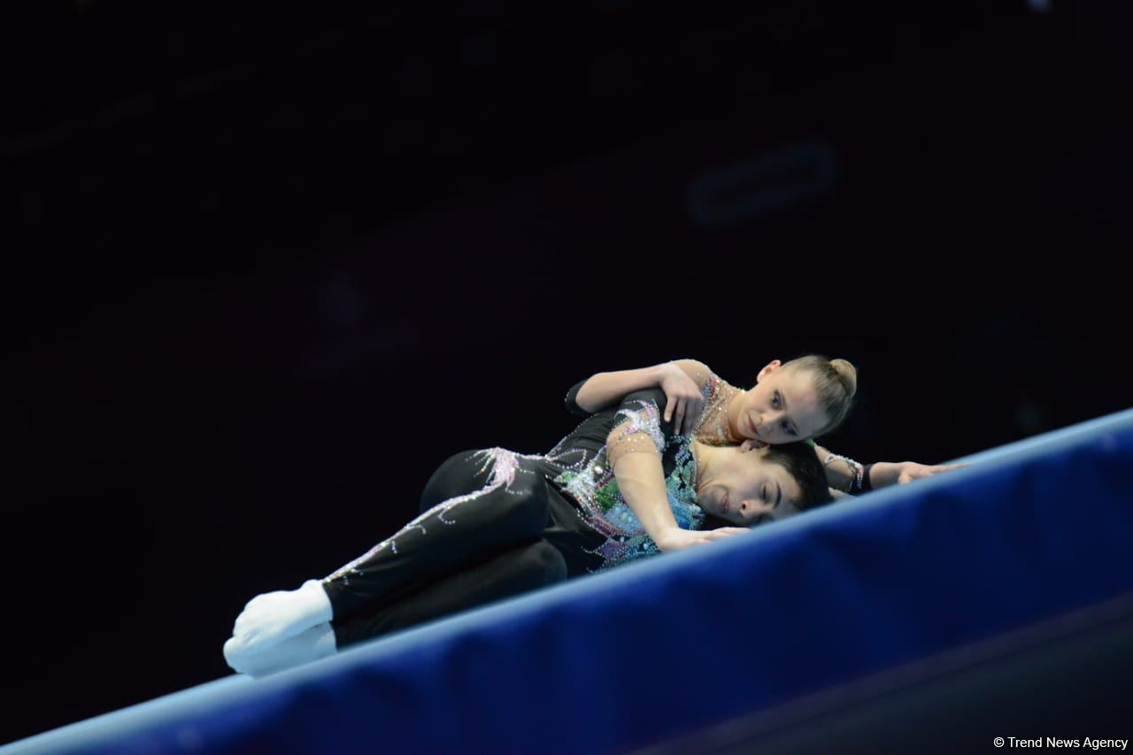 В Баку стартовал первый день Всемирных соревнований среди возрастных групп по акробатической гимнастике (ФОТО)