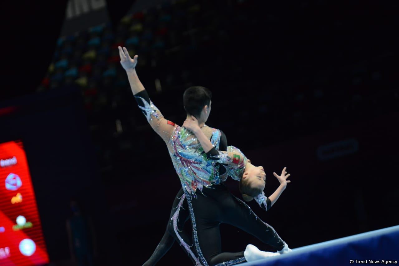 В Баку стартовал первый день Всемирных соревнований среди возрастных групп по акробатической гимнастике (ФОТО)