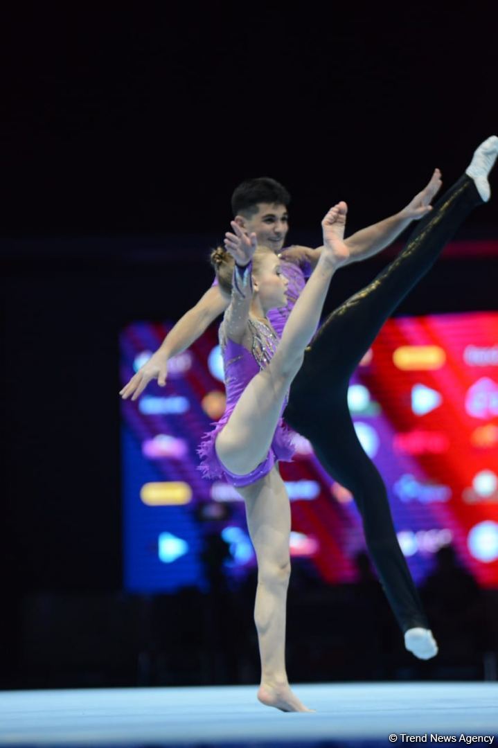 В Баку стартовал первый день Всемирных соревнований среди возрастных групп по акробатической гимнастике (ФОТО)