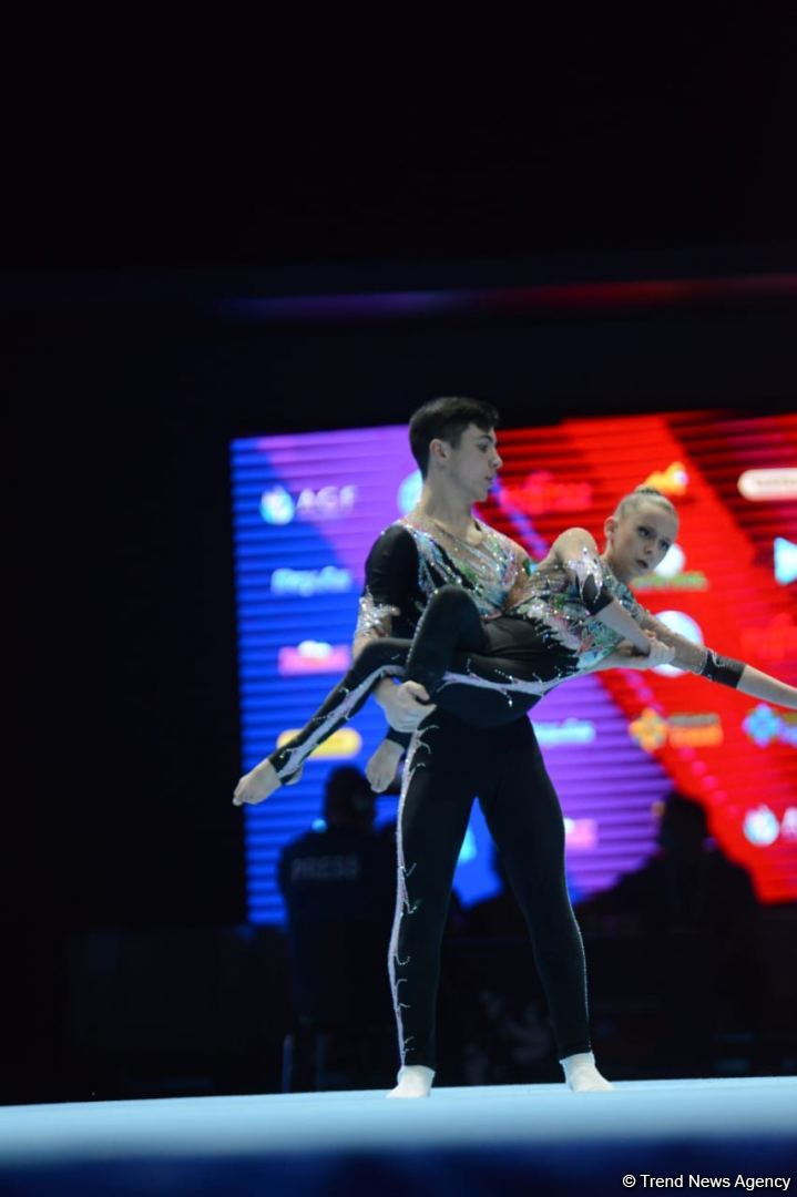 В Баку стартовал первый день Всемирных соревнований среди возрастных групп по акробатической гимнастике (ФОТО)