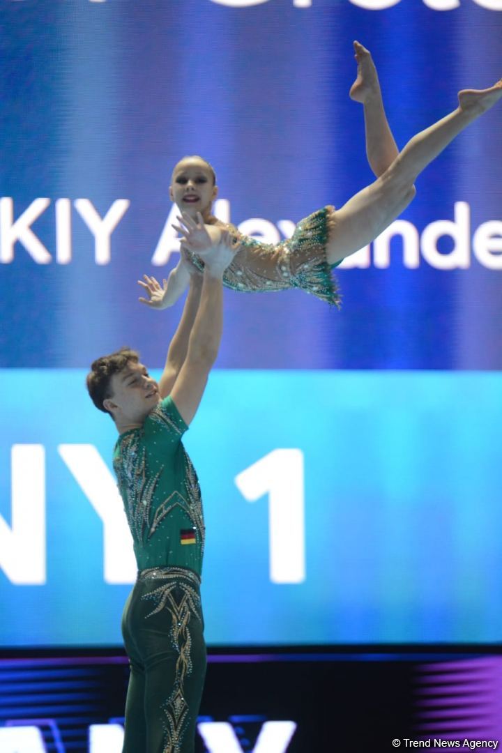 В Баку стартовал первый день Всемирных соревнований среди возрастных групп по акробатической гимнастике (ФОТО)