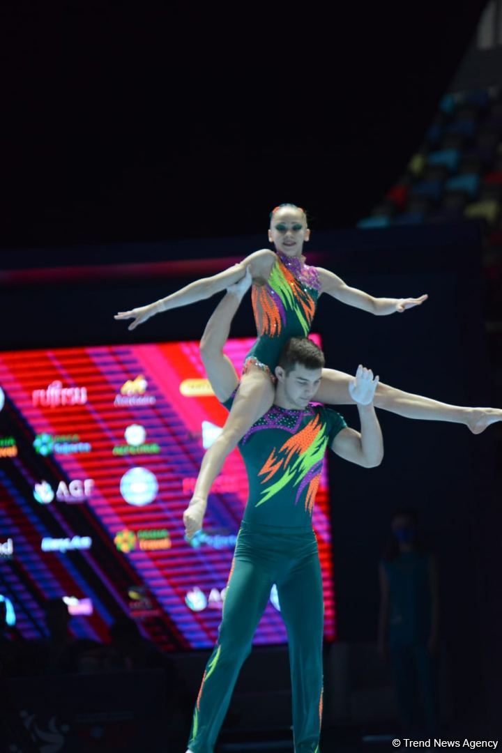 В Баку стартовал первый день Всемирных соревнований среди возрастных групп по акробатической гимнастике (ФОТО)