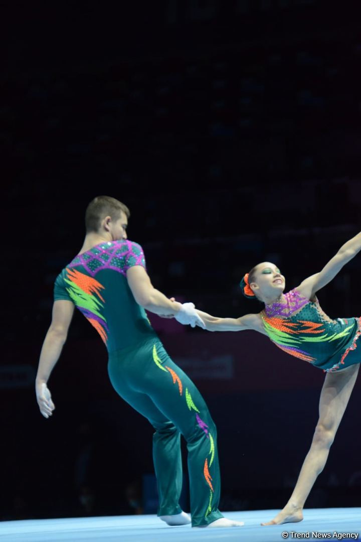 В Баку стартовал первый день Всемирных соревнований среди возрастных групп по акробатической гимнастике (ФОТО)