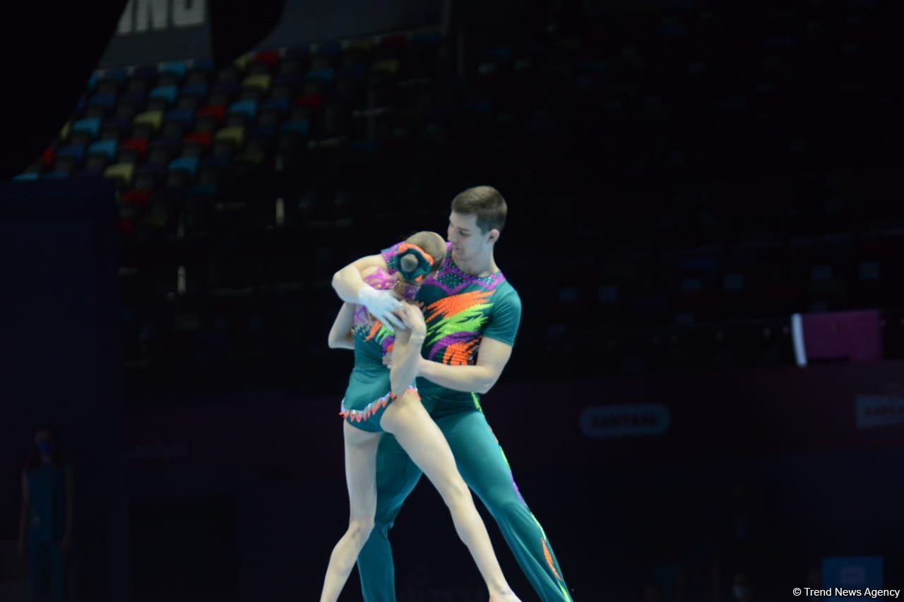 В Баку стартовал первый день Всемирных соревнований среди возрастных групп по акробатической гимнастике (ФОТО)