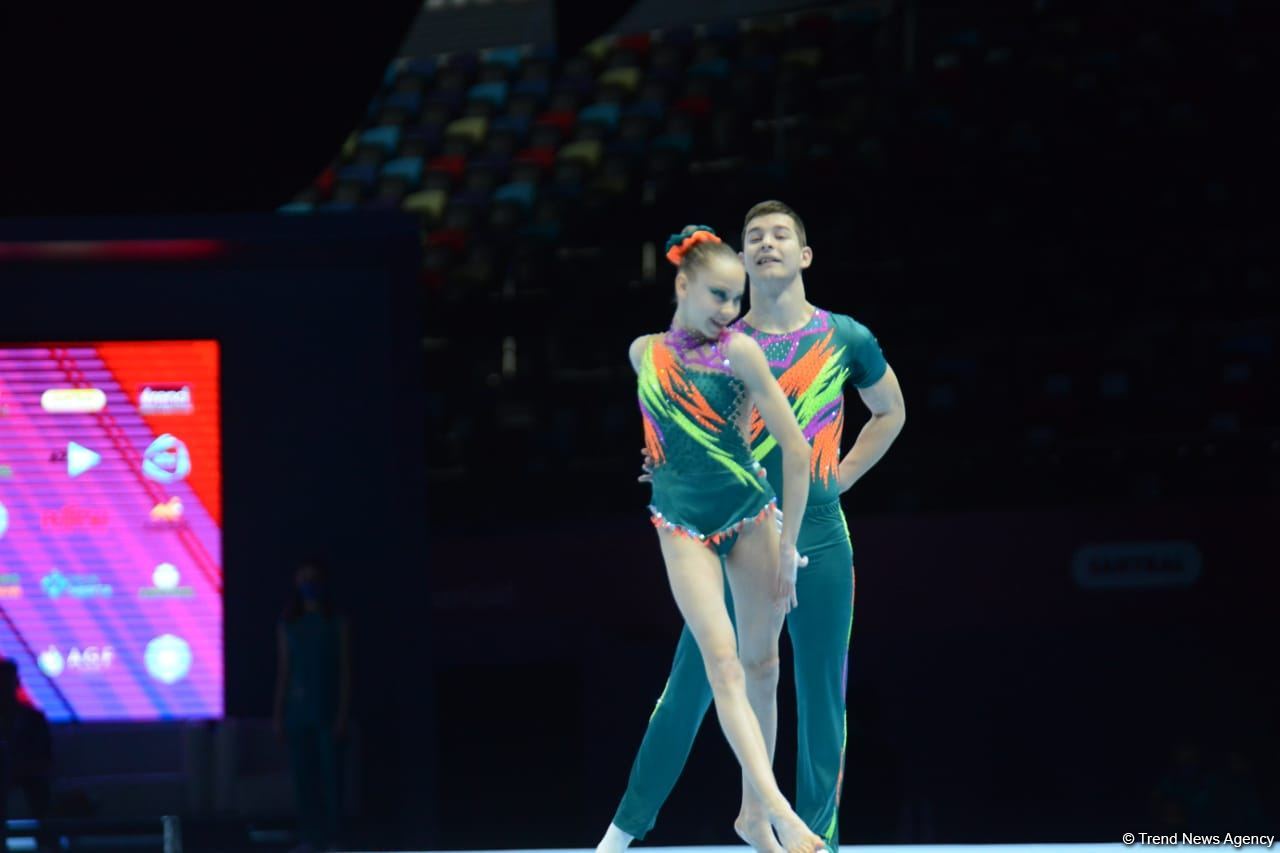 В Баку стартовал первый день Всемирных соревнований среди возрастных групп по акробатической гимнастике (ФОТО)