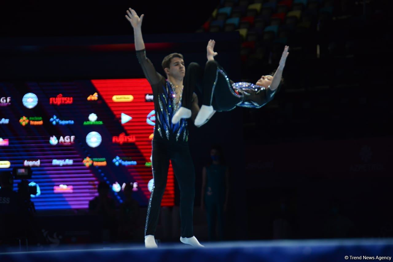 В Баку стартовал первый день Всемирных соревнований среди возрастных групп по акробатической гимнастике (ФОТО)