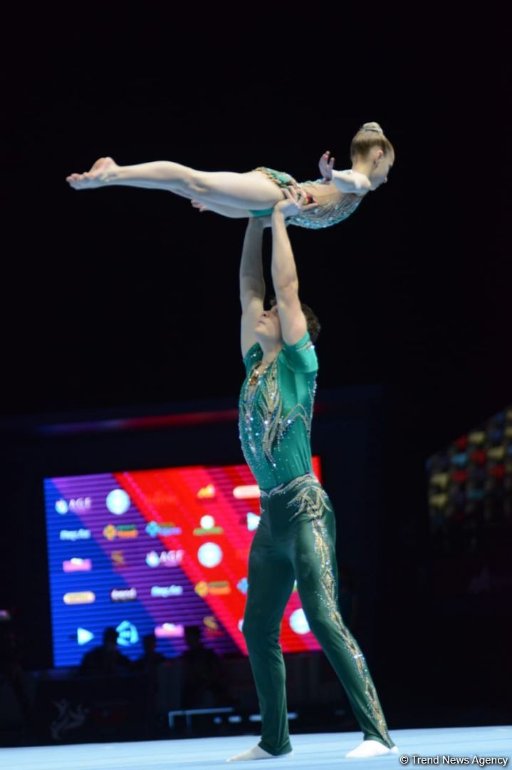 В Баку стартовал первый день Всемирных соревнований среди возрастных групп по акробатической гимнастике (ФОТО)