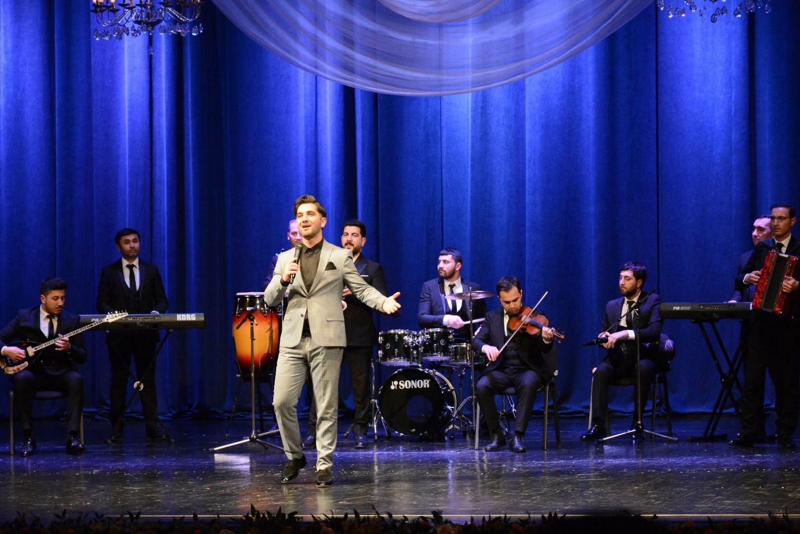 Женщины отдыхают, а мужчины создают праздник! Концерт в Баку, посвященный 8 Марта (ФОТО)