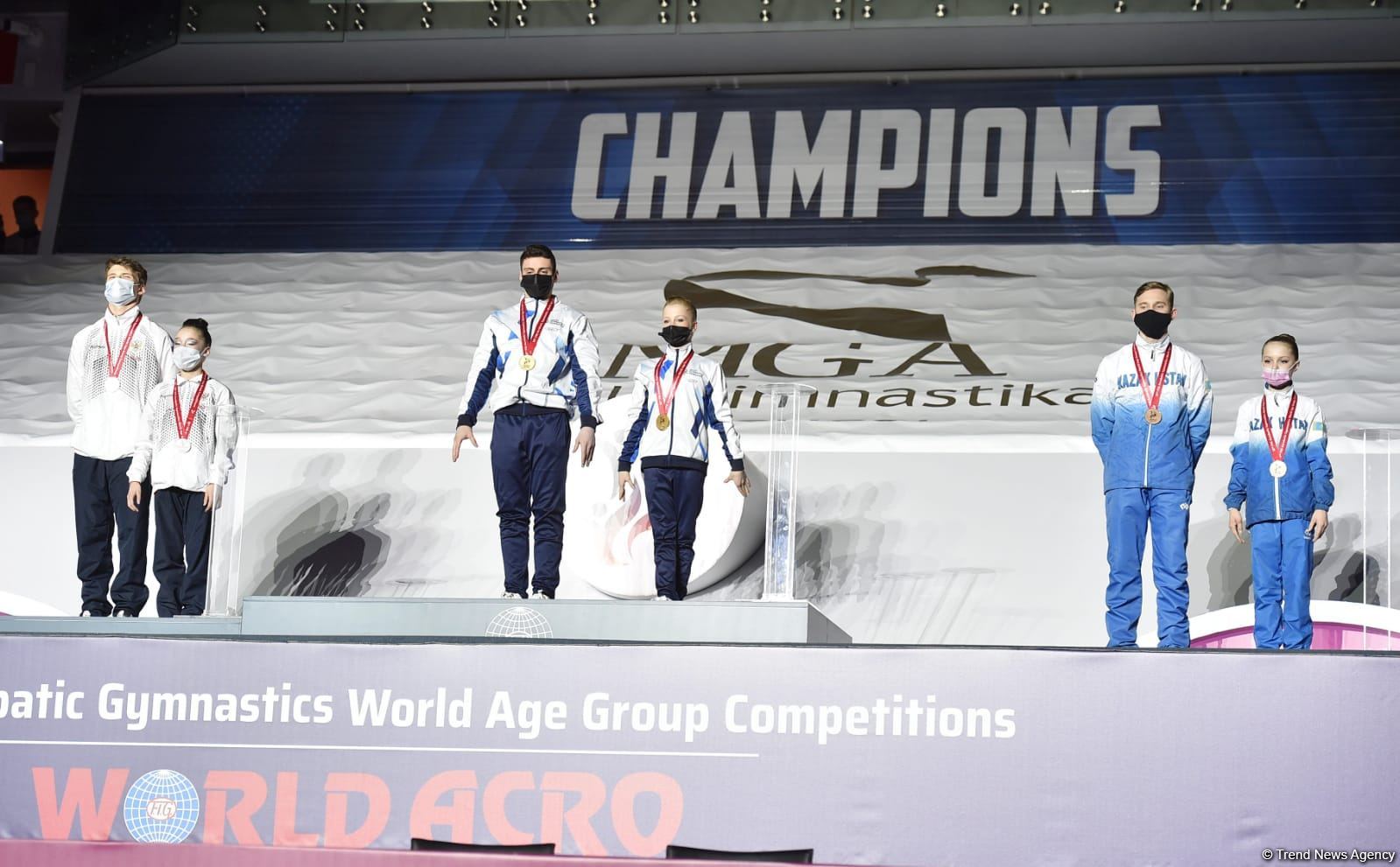 В Баку прошла церемония награждения победителей Всемирных соревнований среди возрастных групп по акробатической гимнастике (ФОТО)