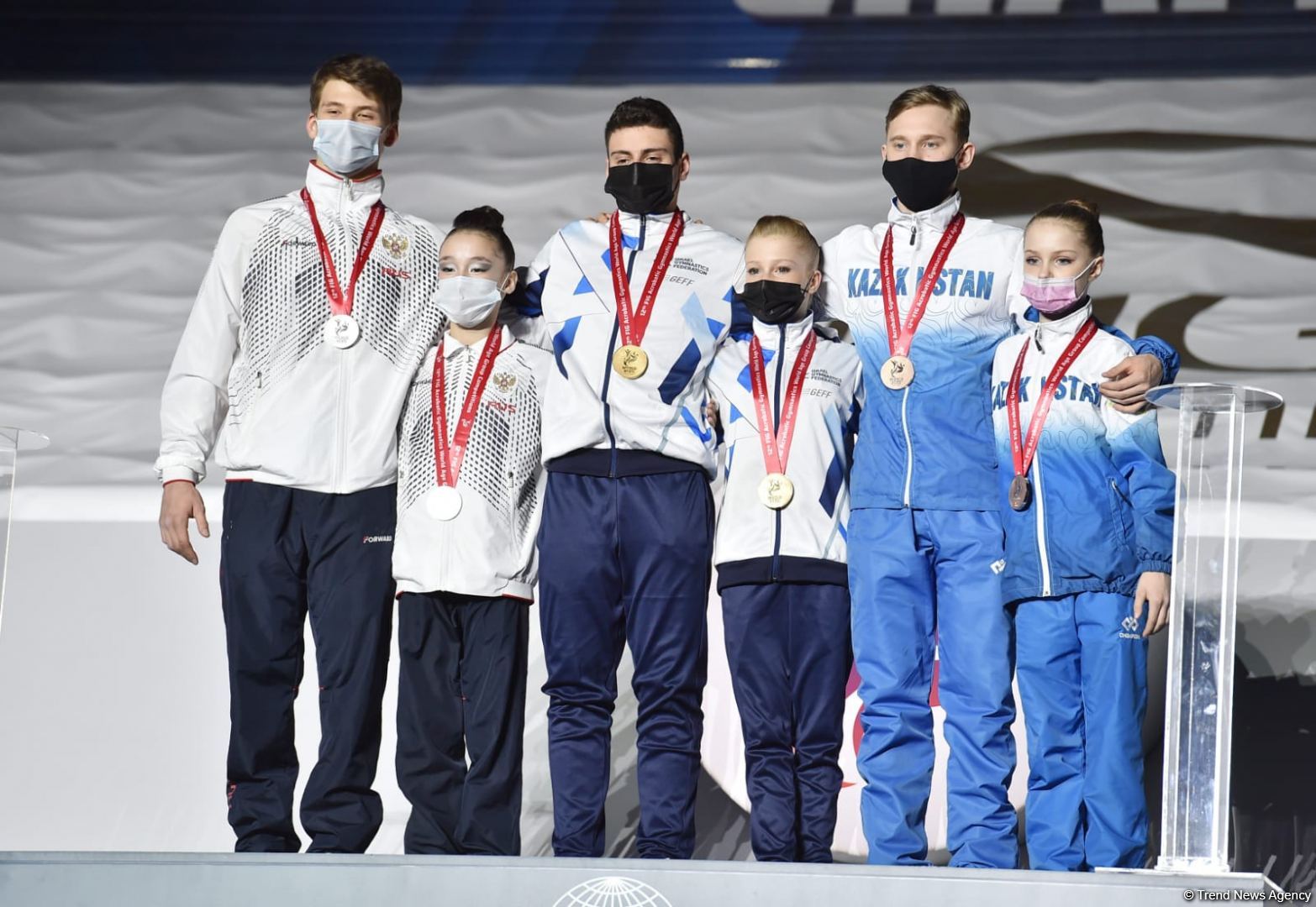 В Баку прошла церемония награждения победителей Всемирных соревнований среди возрастных групп по акробатической гимнастике (ФОТО)