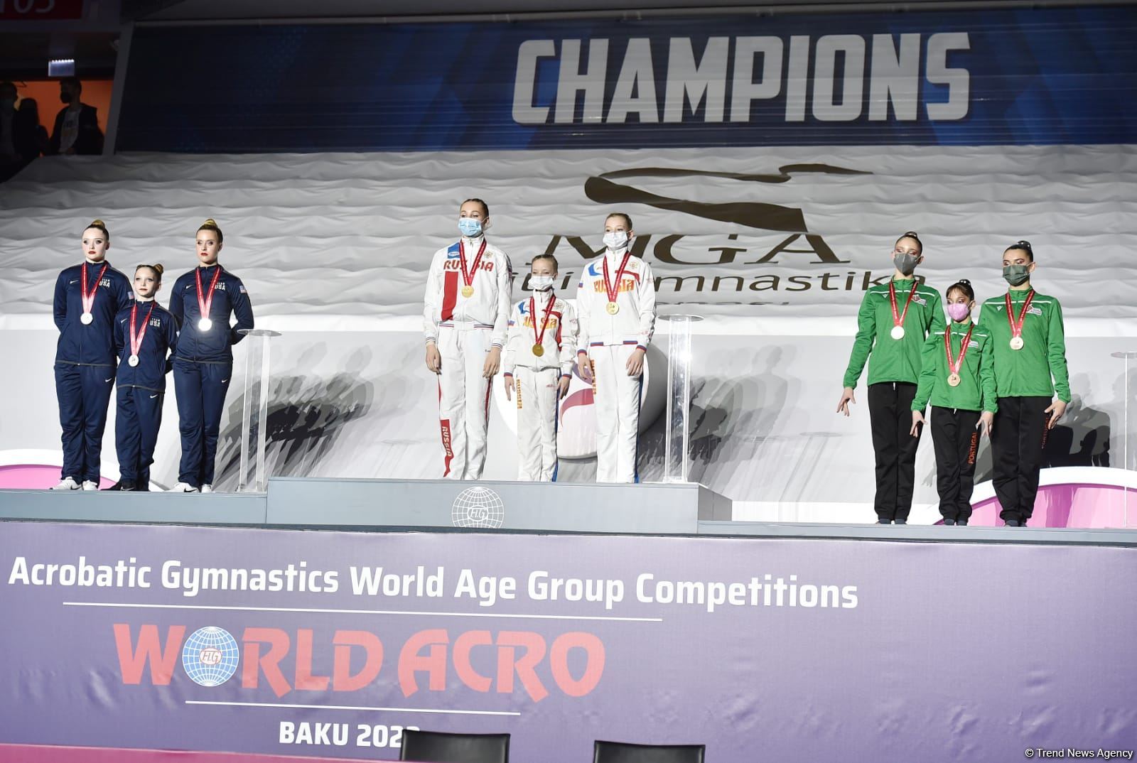 В Баку прошла церемония награждения победителей Всемирных соревнований среди возрастных групп по акробатической гимнастике (ФОТО)