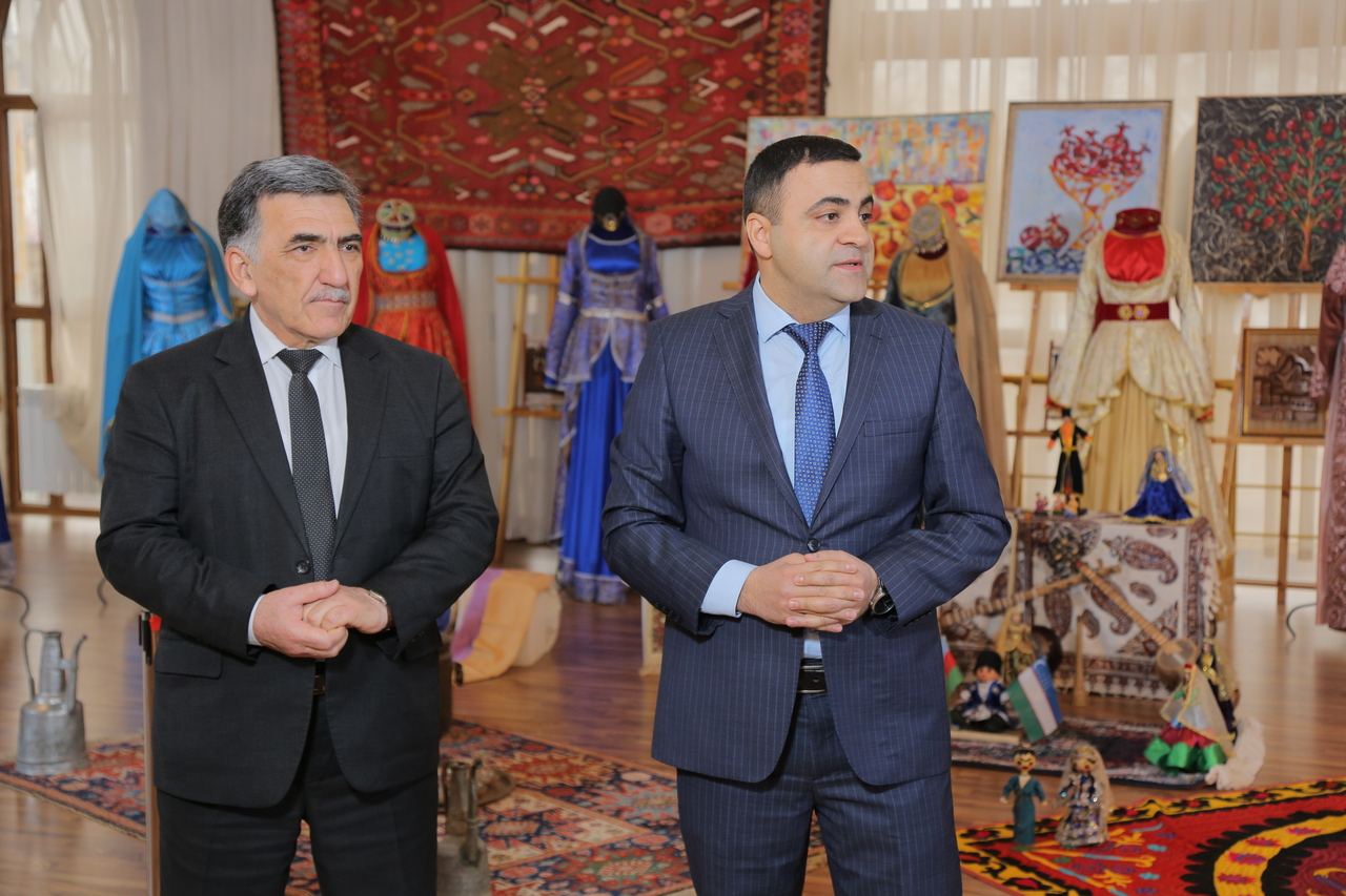 Азербайджанские национальные костюмы экспонируются в Узбекистане (ФОТО)