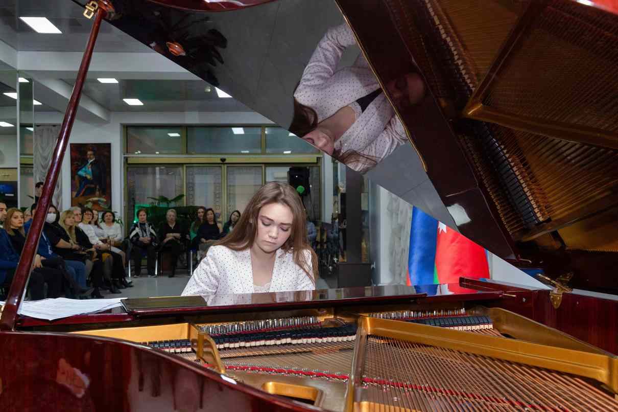 В Баку прошел праздничный концерт, посвященный Международному женскому дню - 8 Марта (ФОТО)