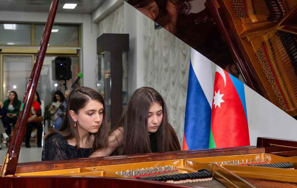 В Баку прошел праздничный концерт, посвященный Международному женскому дню - 8 Марта (ФОТО)