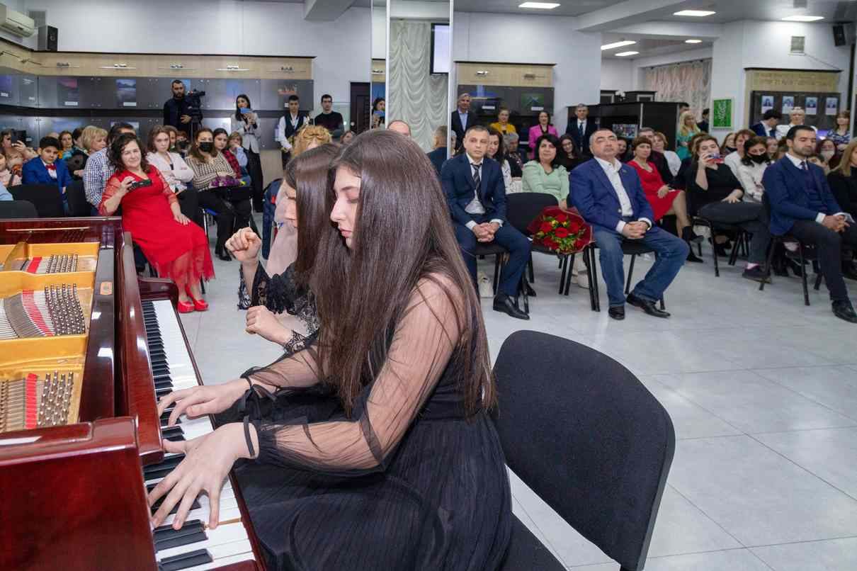 В Баку прошел праздничный концерт, посвященный Международному женскому дню - 8 Марта (ФОТО)