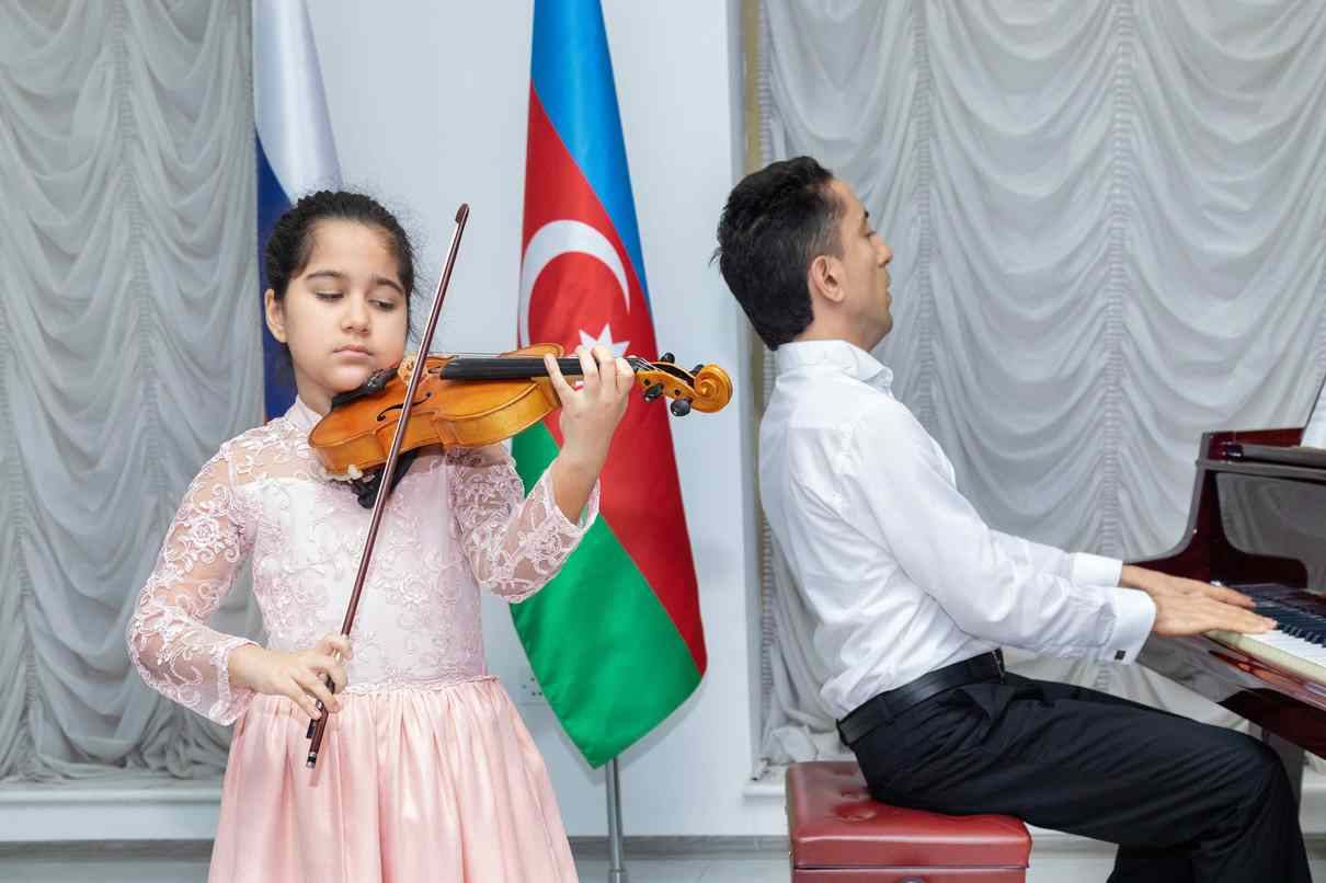 В Баку прошел праздничный концерт, посвященный Международному женскому дню - 8 Марта (ФОТО)