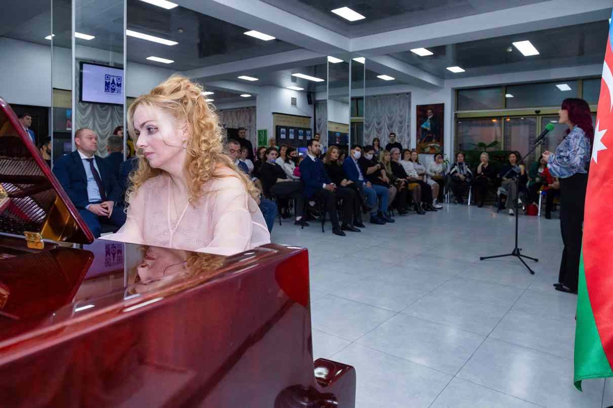 В Баку прошел праздничный концерт, посвященный Международному женскому дню - 8 Марта (ФОТО)